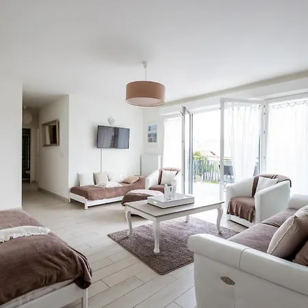 Superbe Centre-ville Proche De La Plage Appartement