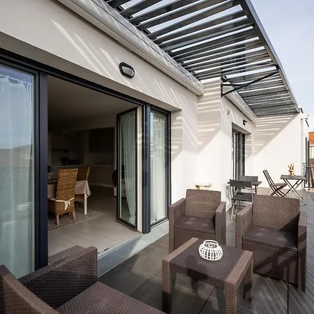 Superbe Centre-ville Proche De La Plage Appartement *