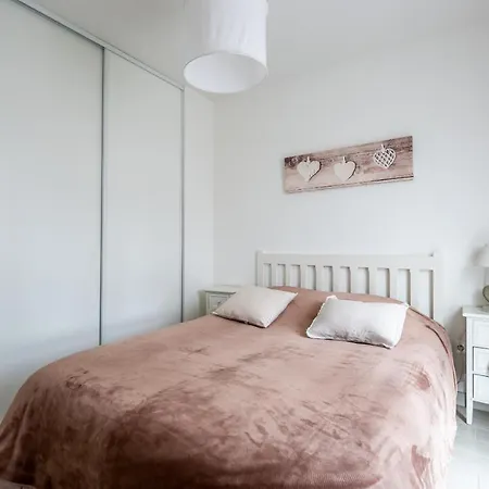 Superbe Centre-ville Proche De La Plage Appartement *